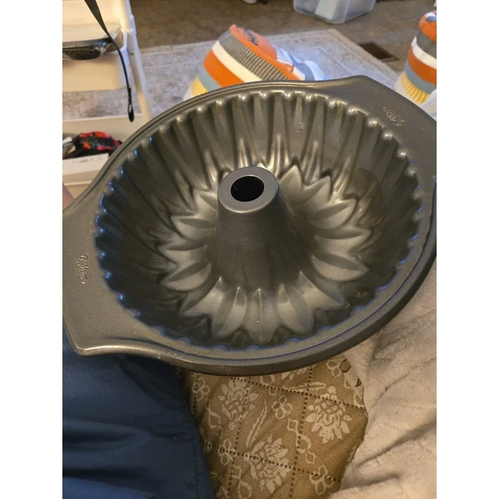 WILTON Bundt Cake Baking Pan Mold Ring Sunflower 9.75